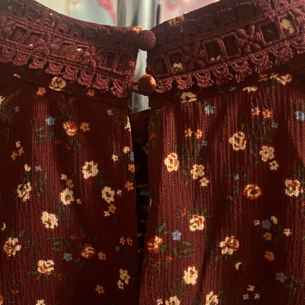 E&M Floral Maroon Mock Neck Blouse Size Medium - Picture 2 of 4